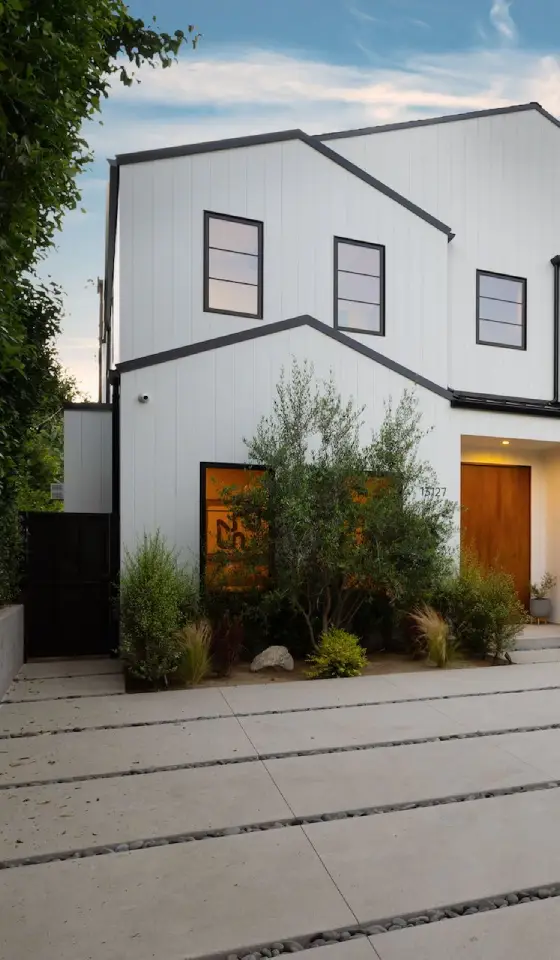 modern-white-house-exterior-with-wooden-accents-2024-10-30-12-49-08-utc.webp
